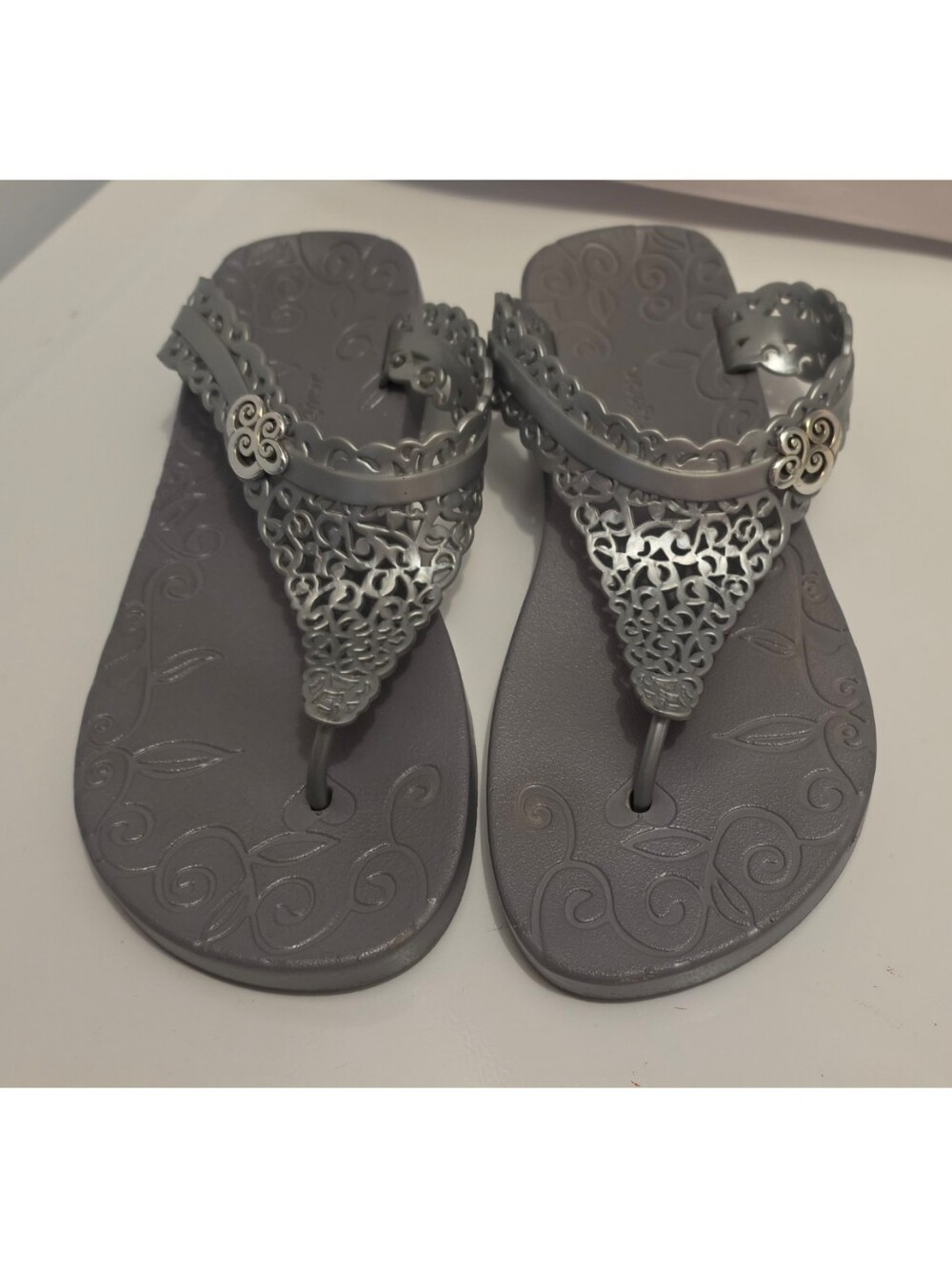 Brighton Womens Sz 9 Silver Scroll Medallion EUC thongs sandals jelly flip-flops